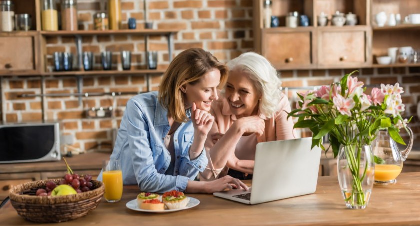 Zakupy w internecie a wiek. Co kupują młodsi i starsi Polacy?