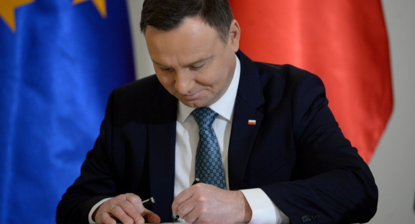 Prezydent podpisał ustawę obniżającą dolną stawkę PIT z 17 do 12 proc.