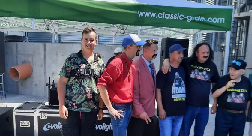 Rolnicy i mechanizatorzy z Kościelca na otwarciu firmy Elewator Classic Grain  w Janikowie
