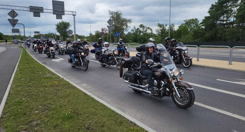 Motocykle przejechały przez miasto