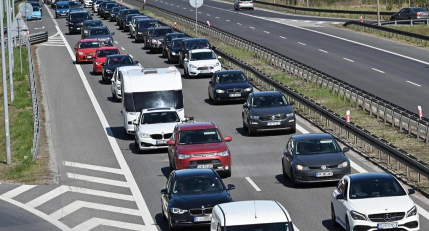 Nalepkę kontrolną będzie można usunąć z szyby pojazdu od 4 września
