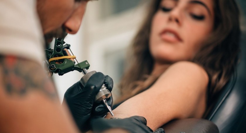 Higiena świeżego tatuażu – jak powinna wyglądać i dlaczego jest tak istotna?