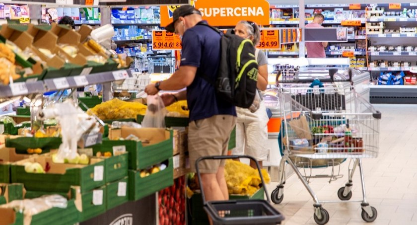 BADANIE: Fatalne dane z rynku. Prawie 80 proc. konsumentów szuka w sklepach tańszych produktów lub zamienników