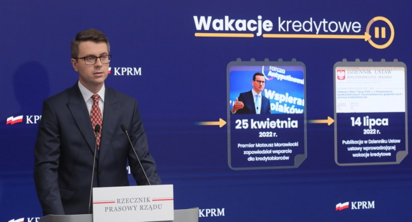 Wakacje kredytowe: kredytobiorcy powinni zwrócić uwagę, kiedy i o której godzinie składają wniosek