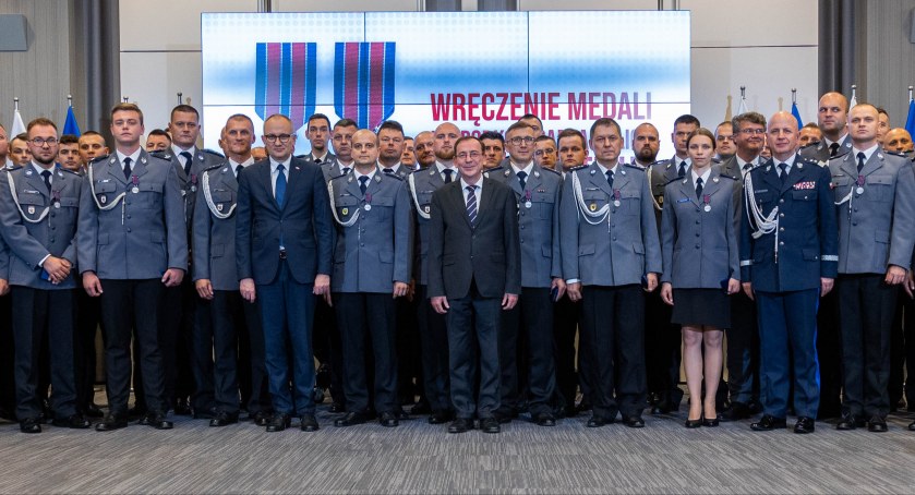 Policjanci z odznaczeniami