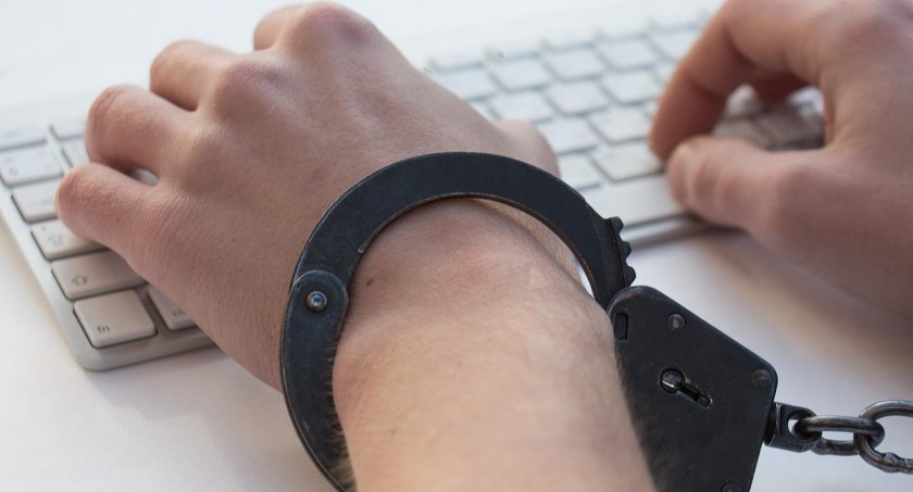 Wszedł oknem zabrał laptopa, jest już w rękach policji