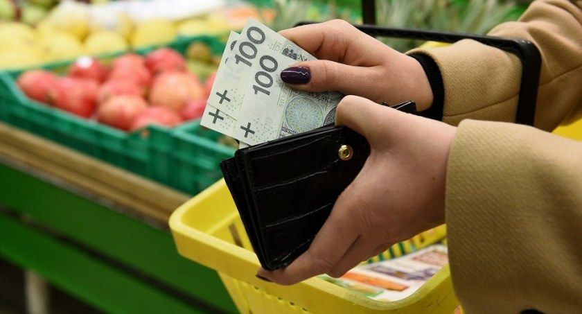 Nastroje konsumenckie dużo gorsze niż rok temu. Już 60 proc. Polaków tnie wydatki na bieżących zakupach