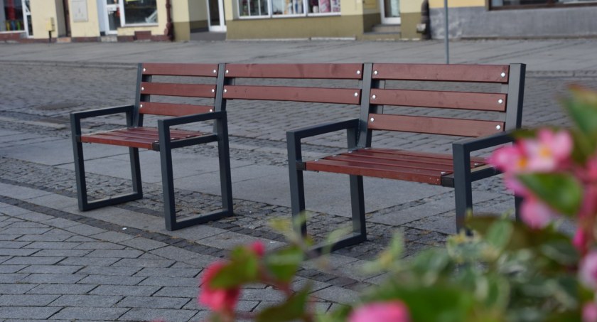 Nowe ławki i tablice informacyjne