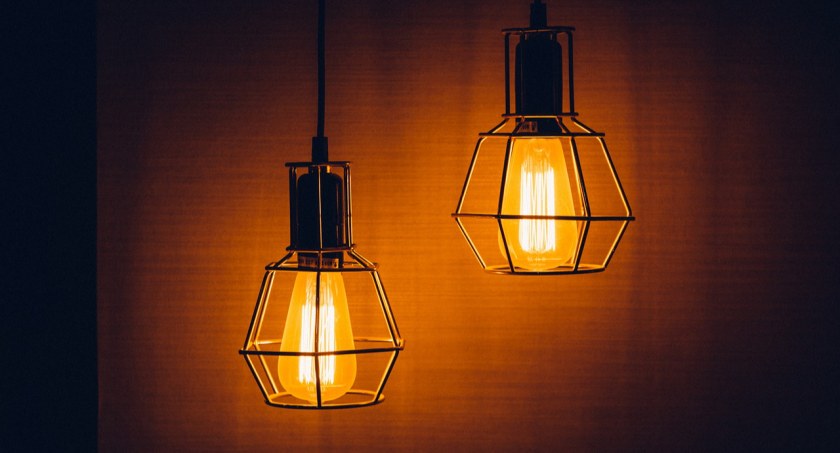 Lampy sufitowe, które odmienią charakter pomieszczenia