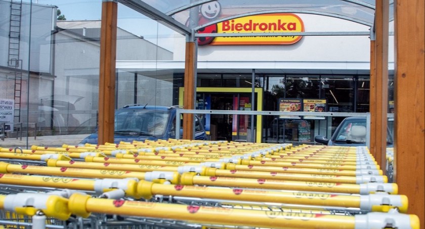 Dyskonty wracają do stanu sprzed pandemii. Polacy częściej do nich chodzą, ale szyld traci na znaczeniu