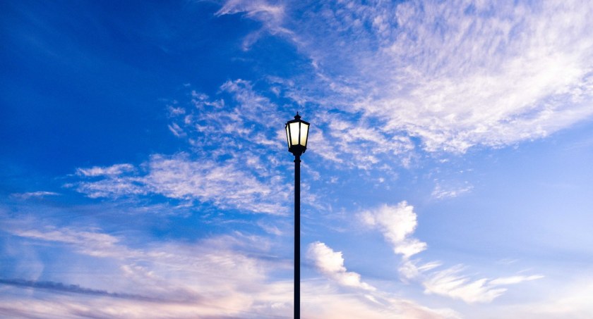 Lampy uliczne mogą świecić w dzień
