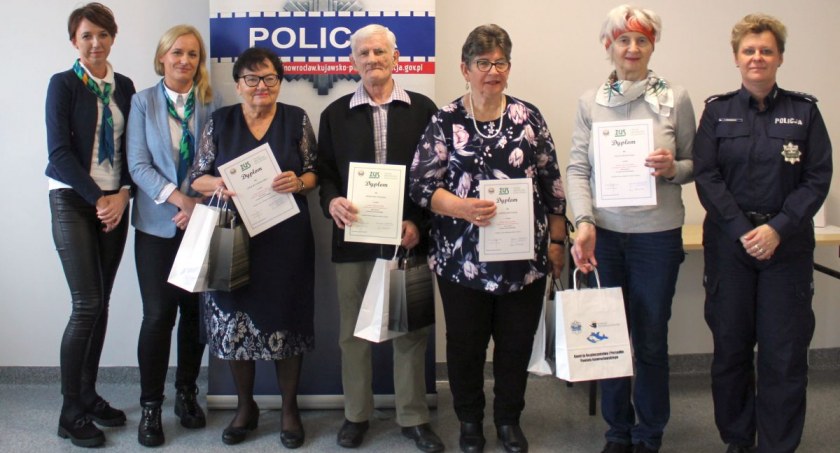 Seniorzy nagrodzeni za rozwiązanie quizu o bezpieczeństwie