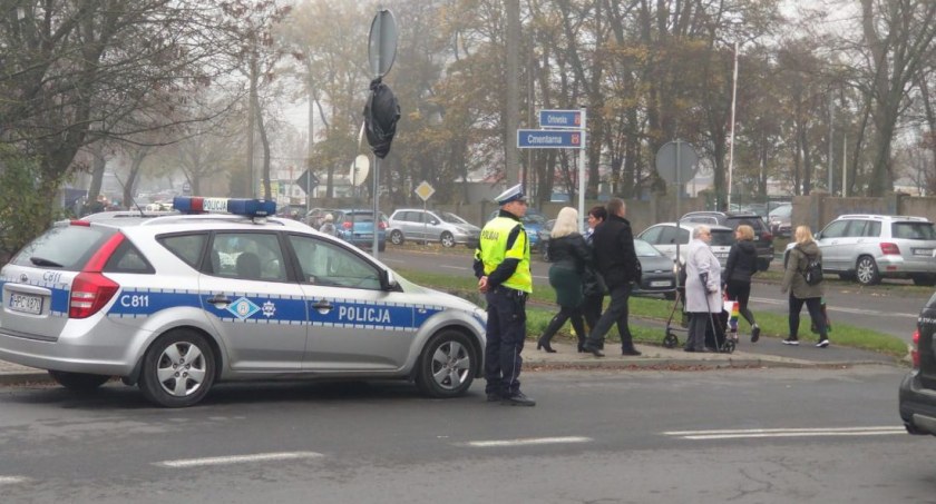 Policja podsumowała działania na drogach z okazji Wszystkich Świętych