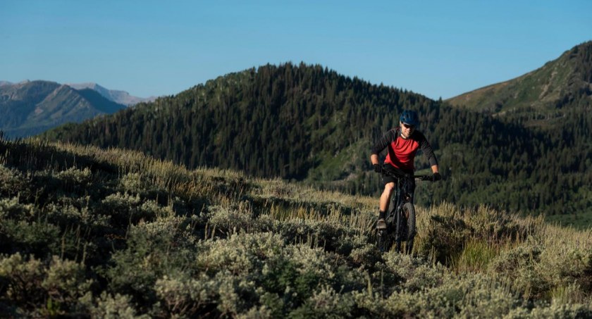 Rowery trekkingowe a crossowe - podróżowanie z przyjemnością