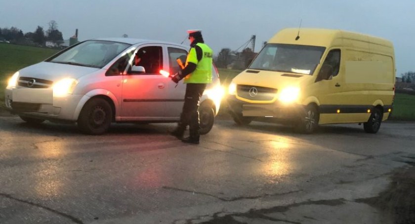 Policjanci ujawniają nietrzeźwych kierujących