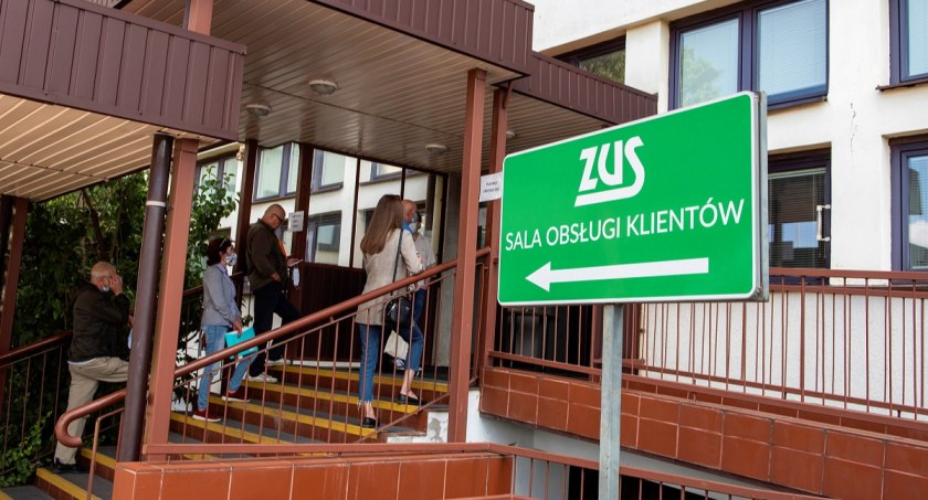 Sondaż: Obciążenia ZUS-owskie i podatkowe uderzają w mikrofirmy. 18% z nich chce zamienić JDG na inną formę