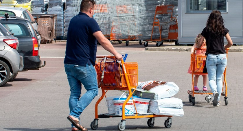 Przez inflację Polacy odpuszczają remonty. W sklepach budowlanych widać duże spadki ruchu