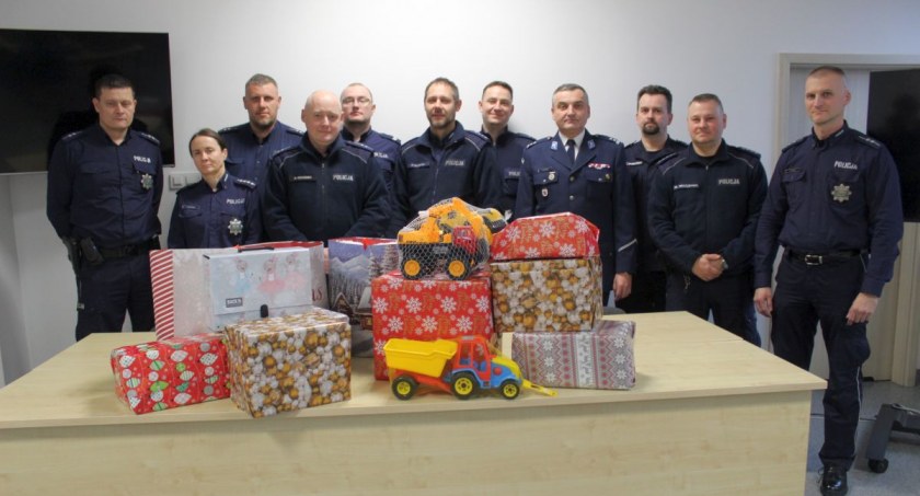 Policjanci przygotowali paczki dla rodzin