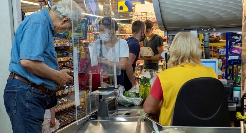 SONDAŻ: Ponad 63 proc. Polaków nie wierzy, że w tym roku nastąpi spadek cen żywności w sklepach