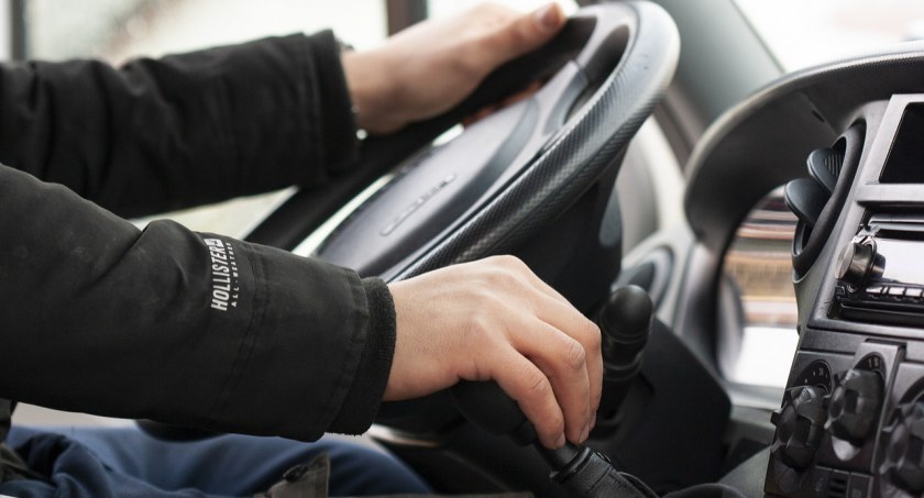 Kampania Jazda bez czytanki ma przekonać kierowców do odłożenia smartfonów