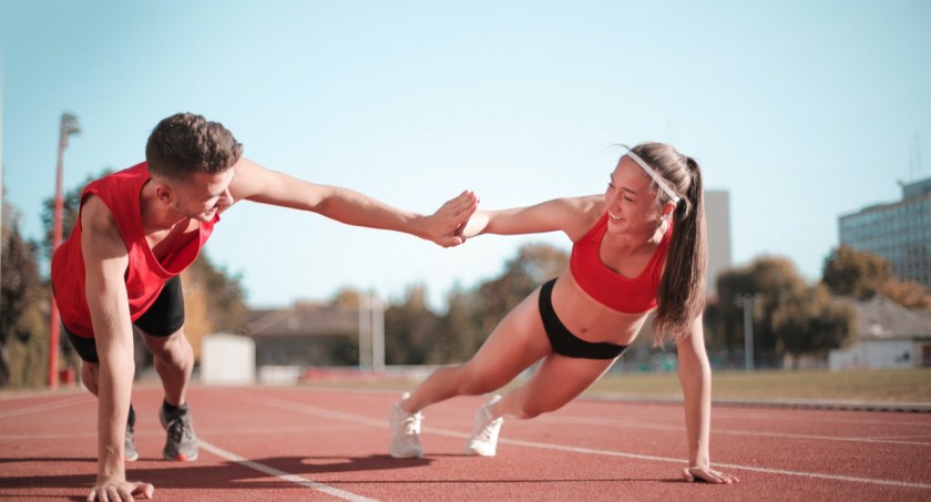 Czy dyscyplina sportowa ma wpływ na rodzaj stroju sportowego?