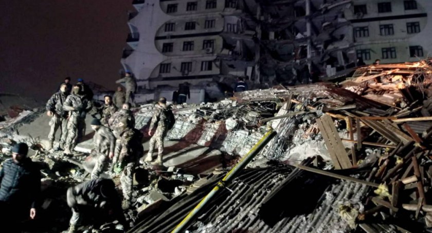 Do 668 wzrosła liczba ofiar śmiertelnych trzęsienia ziemi w Turcji i Syrii