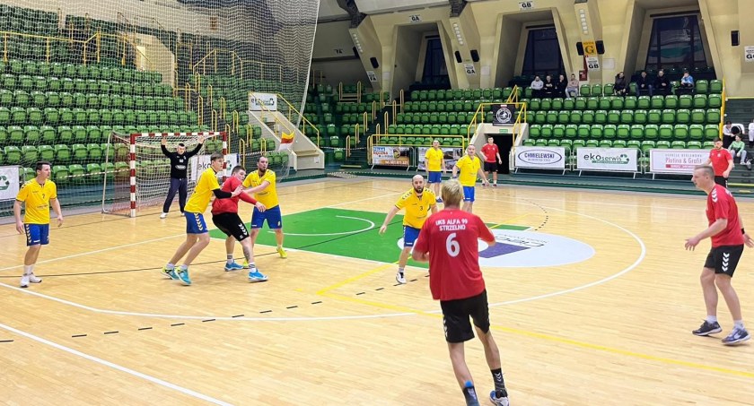 Piłkarze ręczni wygrywają we własnej hali