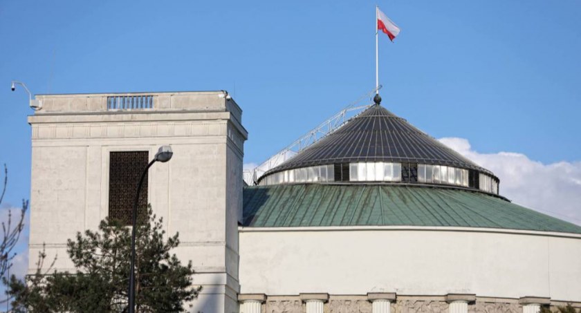 Projekt wprowadzający zakaz sprzedaży napojów energetycznych osobom do 18. roku życia - złożony w Sejmie