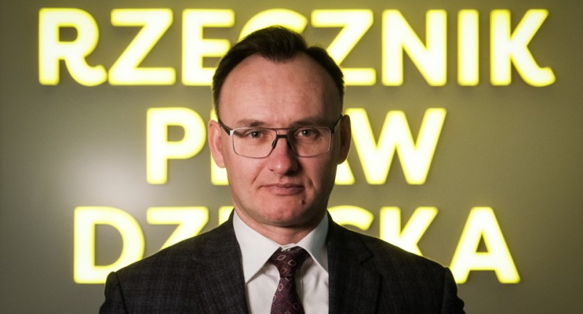 Apel RPD do włodarzy miast: promujmy dziecięcy telefon zaufania