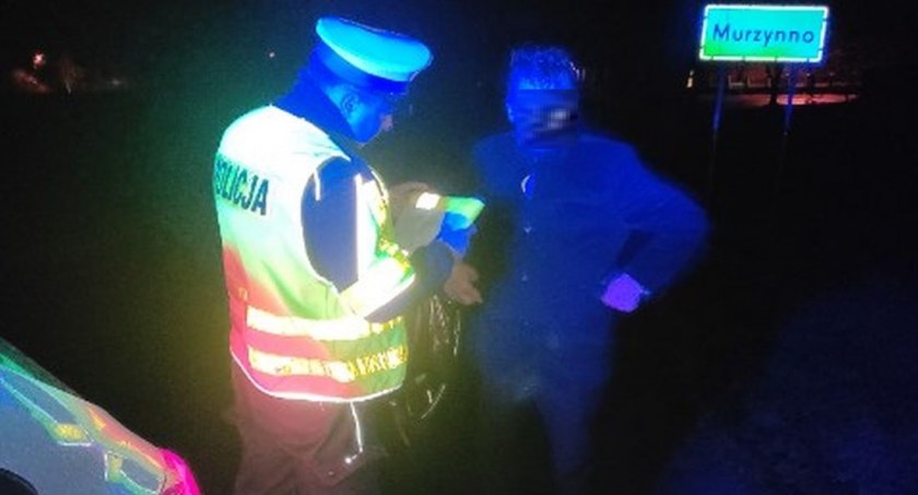 Policjanci alarmują o noszenie odblasków