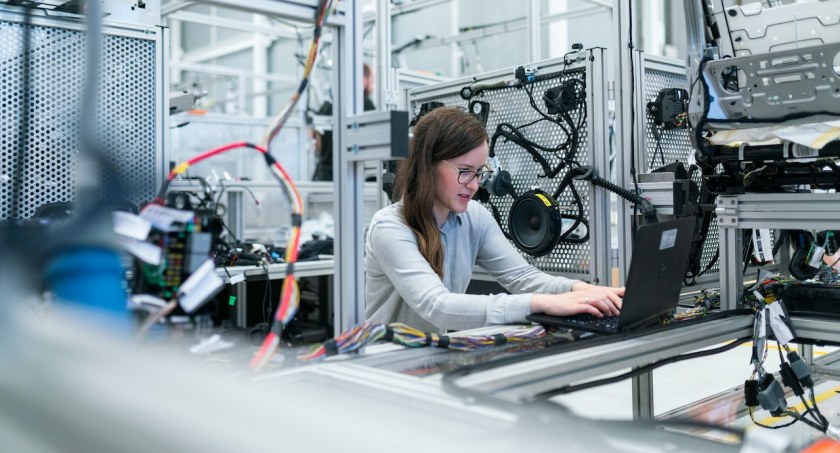 AI oraz optymalizacja procesów biznesowych: technologia w przemyśle