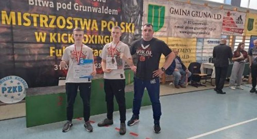 Srebrne medale kick-boxerów