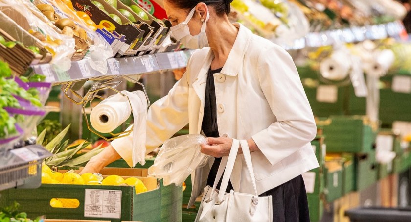 Plastikowe torby w lekkim odwrocie. Zużycie idzie w dół. Pokazują to wpływy z opłaty recyklingowej