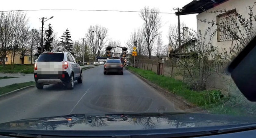 Bardzo niebezpieczne manewry na drodze 