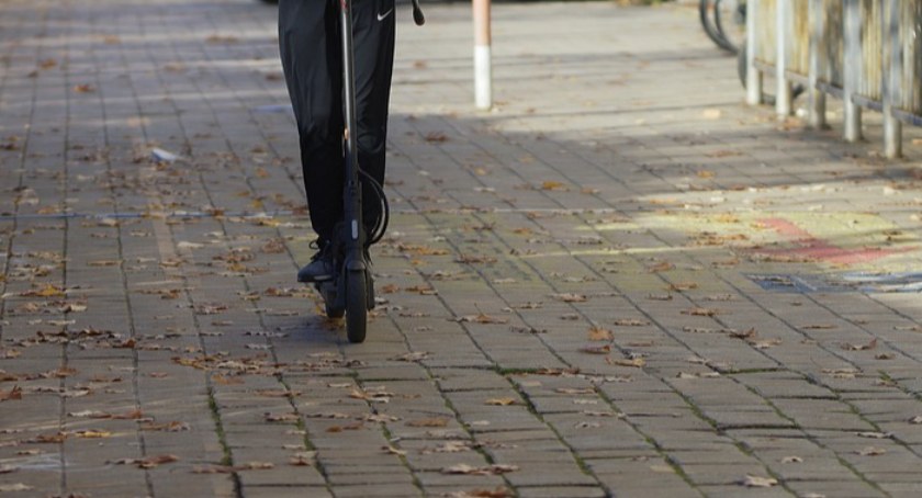 Wypadek z udziałem pieszej i jadącego hulajnogą