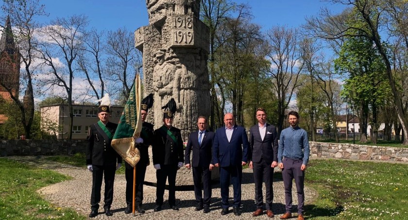 Złożyli wiązanki kwiatów z okazji dzisiejszego święta