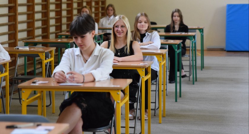 Ósmoklasiści rozpoczęli egzaminacyjne zmagania