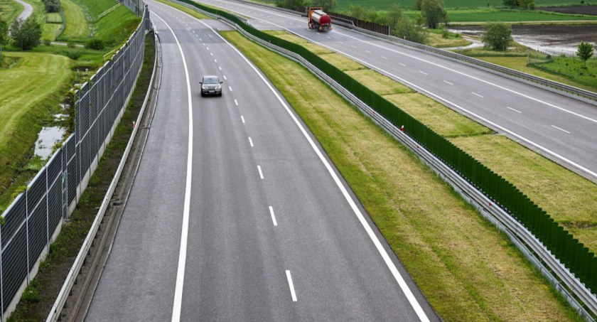 Sejm za ustawą znoszącą opłaty autostradowe i zakazującą wyprzedzania się ciężarówek na autostradach