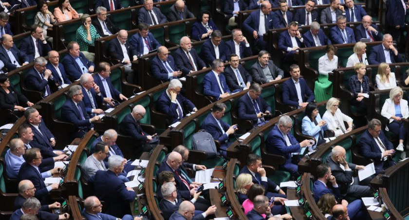 Sejm uchwalił ustawę o wyposażeniu uczniów IV klas szkół podstawowych w laptopy