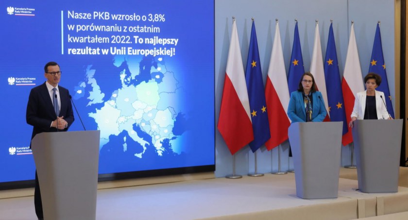 Rząd: od stycznia 2024 r. najniższa pensja wyniesie 4242 zł brutto, a od lipca 2024 r. – 4300 zł brutto