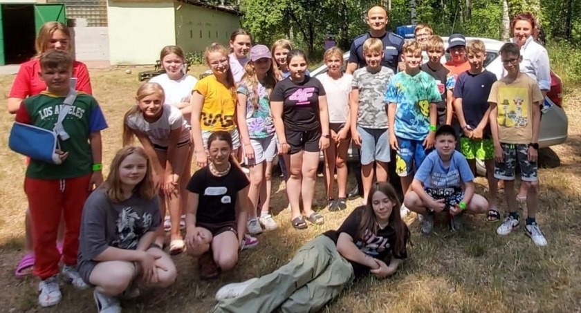 Młodzież biwakuje, policja edukuje