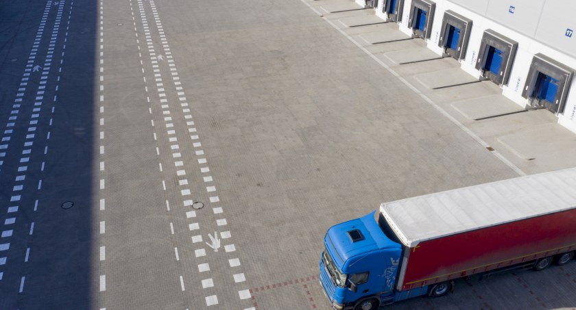 Maksymalizowanie Efektywności w Transporcie Drogowym: Zasady, Technologie i Praktyki