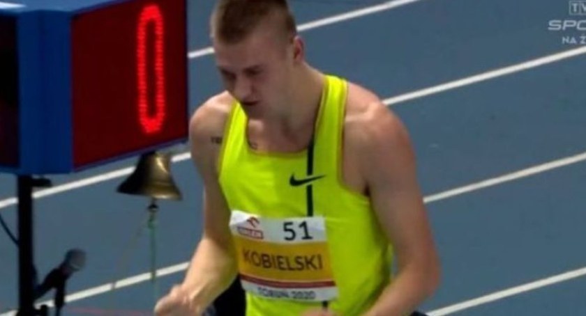 Norbert Kobielski z krążkiem na piersi