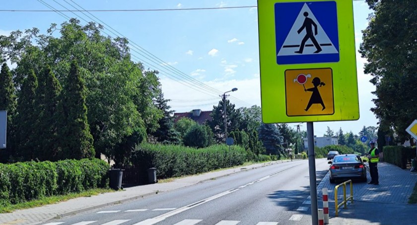 Policjanci sprawdzili oznakowanie w rejonie szkół