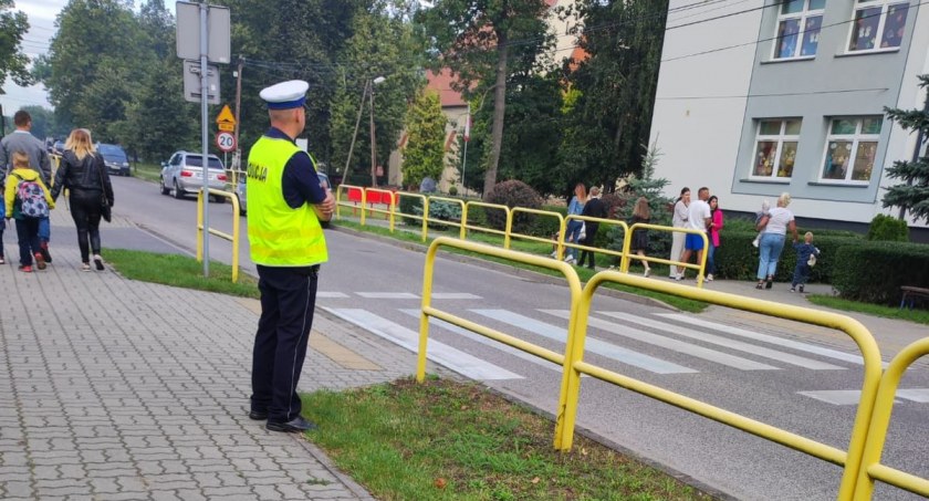 Policyjne działania w ramach Bezpiecznej drogi do szkoły