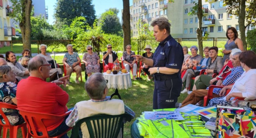 Senior bezpieczny na drodze i na … grzybobraniu