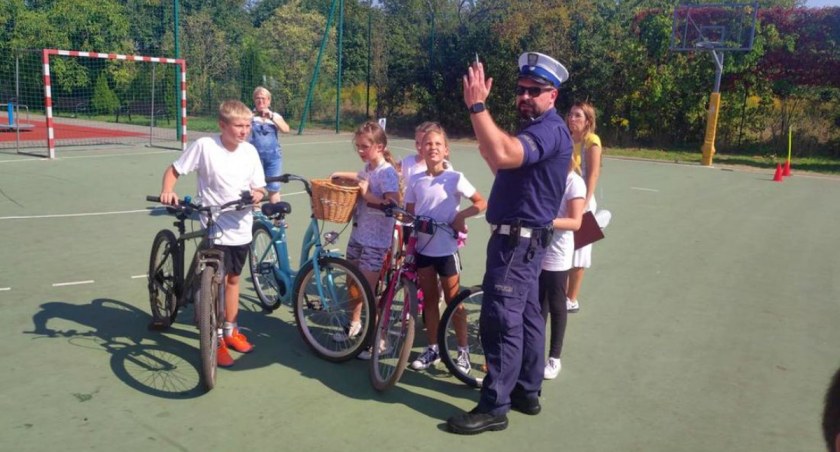 Policjanci drogówki na egzaminie na kartę rowerową