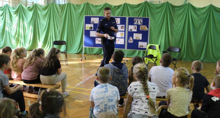 Policjanci rozdają odblaski dla dzieci