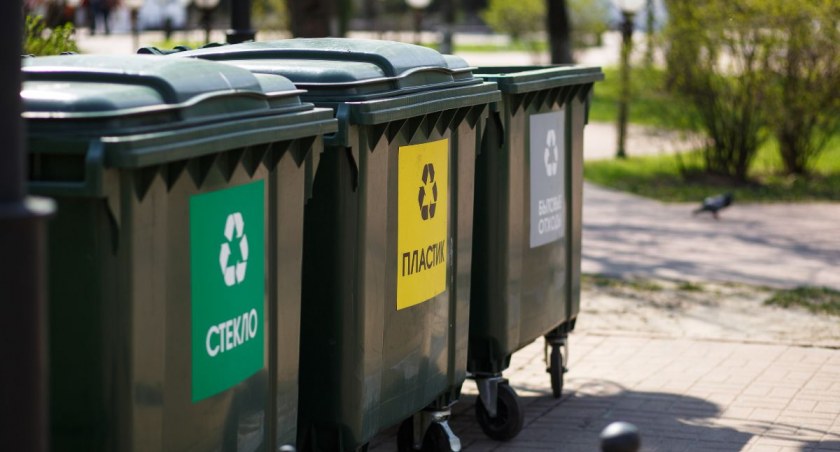 Regulacje prawne dotyczące pojemników na odpady komunalne - kluczowe informacje