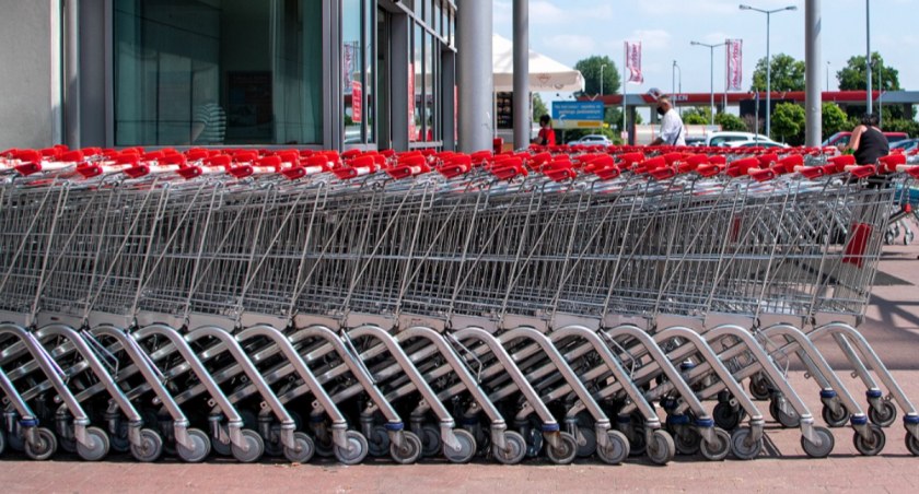 Hipermarkety na wojnie z dyskontami. W sklepach coraz bardziej rozkręca się cenowy rollercoaster